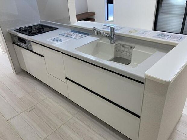 カウンターキッチンなら、リビングで遊ぶ子供の様子を見ながら料理ができるので安心です。料理を運んでもらったり、子供にお手伝いしてもらいやすいのもいいですね♪