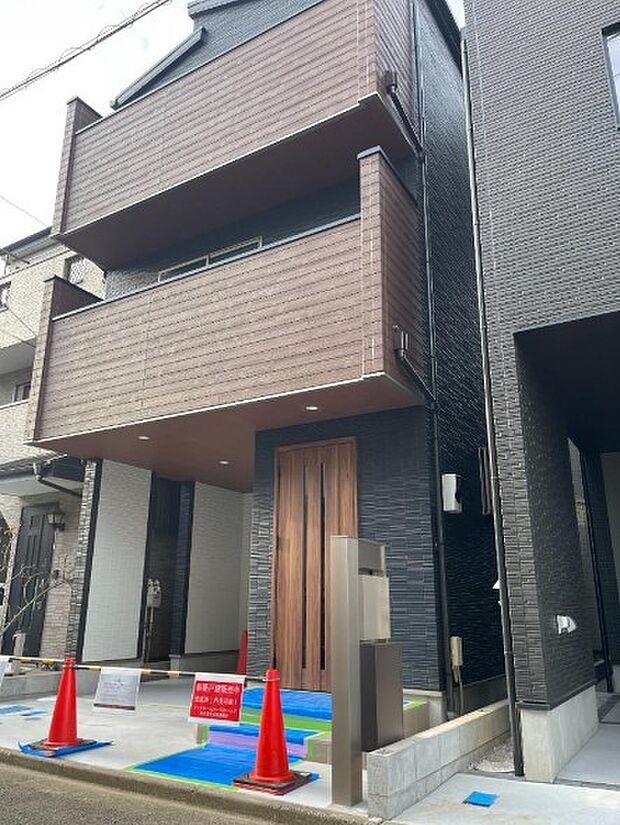 玄関の扉を開けるとそこは家族の待つお家。笑い声が聞こえてきそう。