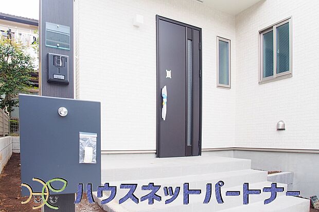 広々な玄関は、ご家族やお友達を迎え入れてくれるスタイリッシュな造りです。