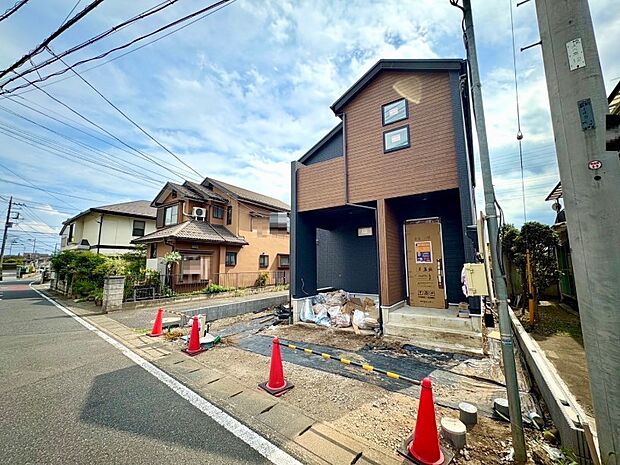 前面道路でお車を駐車するのも楽々。