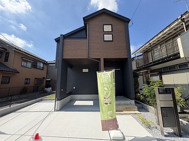 ビルトインガレージは、車がきれい。ビルトインガレージなら「野ざらし、雨ざらし、吹きさらし」になりません。汚れやいたみは減り、車の掃除もラクになります。