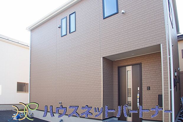 玄関前に季節のお花を置いて可愛く演出してみてはいかがですか。来客が憧れる玄関造りを楽しんで下さい。