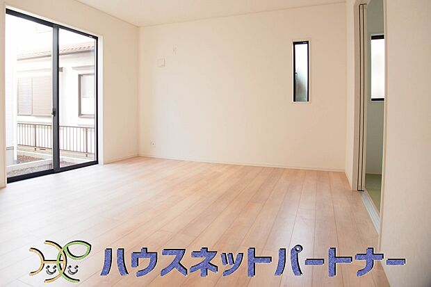 リビングは、食事スペースと寛げる場所設けてもまだ余裕の広さ。明るい光が照らしてくれます。