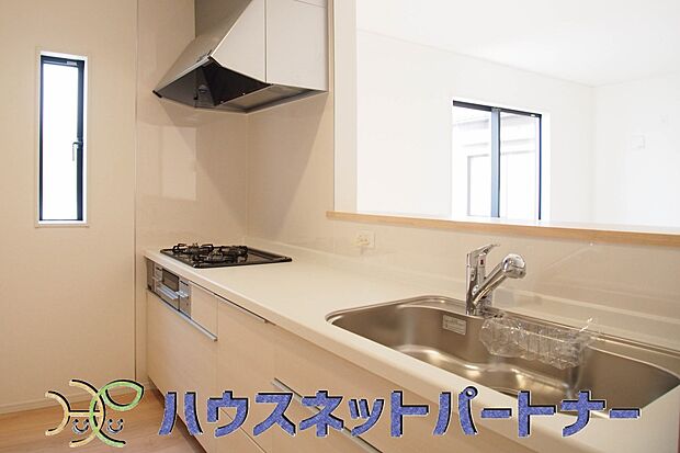 明るく開放的なオープンキッチン。家族とのコミュニケーションが取りやすく、みんなの笑顔が溢れます。