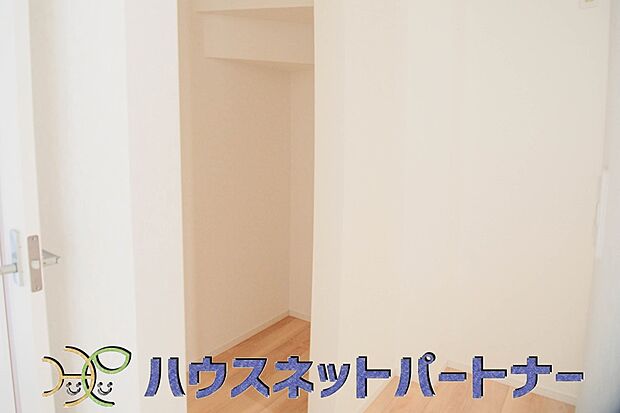 ウォークインクローゼットのメリットは、衣類の他、バッグやアクセサリーなど、身につけるものを一部屋に集めて管理できること。必要なときに見つけやすいです。