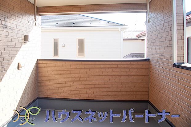 インナーバルコニーの一番のメリットは、雨が降っても使えるという事です。通常、インナーバルコニーは、上の屋根が掛かっていますので雨に濡れることがほとんどありません。