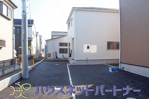 ゆったりとした駐車スペースを確保いたしましたので、大きめのお車でも駐車可能です。自転車やバイクなど、ゆとりのある敷地で置き場所に困ることはないでしょう。