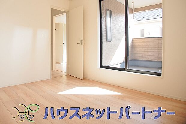 落ち着いた雰囲気の洋室はベッドを置いてご夫婦の寝室にいかがですか。