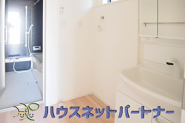 洗面室のある脱衣所は広々。脱いだお洋服をそのままお洗濯。