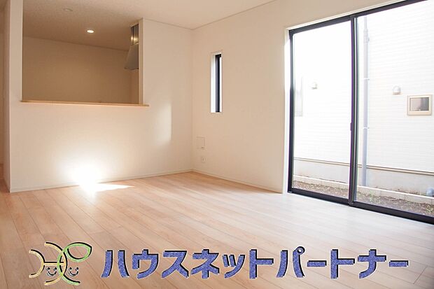 カウンターキッチンなら、リビングで遊ぶ子供の様子を見ながら料理ができるので安心です。料理を運んでもらったり、子供にお手伝いしてもらいやすいのもいいですね♪