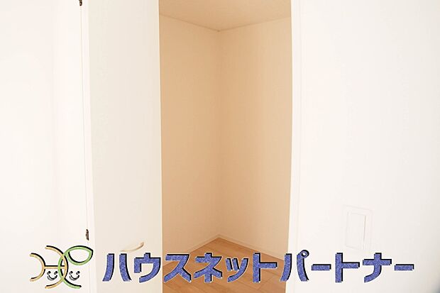 たくさんの洋服をかけてもシワになりにくいウォークインクローゼット。洋服以外にも、普段使わない家電やスーツケース、ストック品など何でも片付く嬉しい空間です。