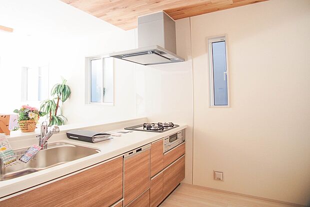 三口コンロで料理の幅を拡げてくれる使いやすいシステムキッチンを採用。洗い場も大きいので野菜や食器を洗ったりする際にも捗り、奥様の強い味方となってくれるはずです。