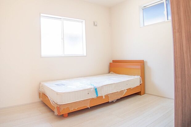 バルコニーに直接出入りできるお部屋です。ちょっと外の空気を吸いたい時や、ベランダでミニガーデニングなども楽しめそうです。