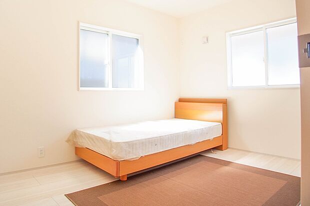 明るい窓のあるお部屋は子供部屋にぴったり。可愛い家具で素敵なお部屋に。