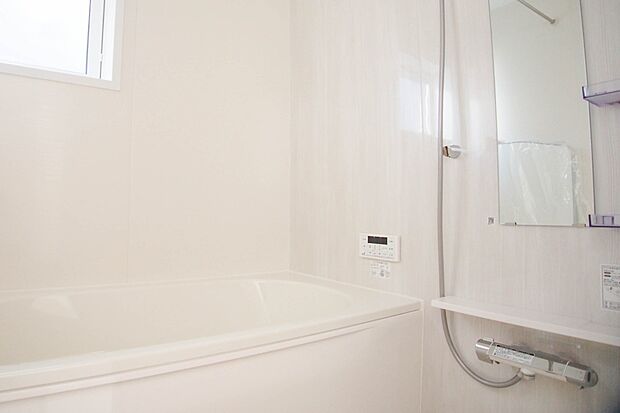 高級感溢れるカラーと大きさ・柔らかな曲線で構成された半身浴も楽しめるバスタブが心地よさをもたらします。