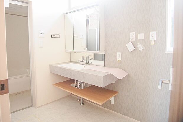 大きく見やすい三面鏡で清潔感ある洗面台は、身だしなみチェックや肌のお手入れに最適です。何かと物が増える場所だからこそ、スッキリと見映えの良い空間に拵えました。