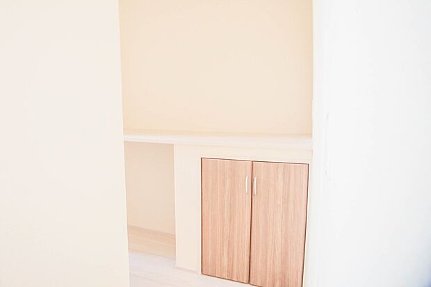 壁面クローゼットのメリットは、衣類が横一列に並ぶためひと目で洋服が選びやすいこと。衣類をたくさんお持ちの方も、限られたスペース内に無理なく収納することができます。