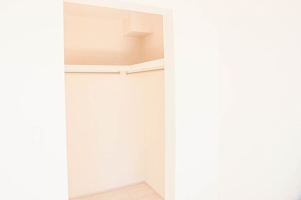 たくさんの洋服をかけてもシワになりにくいウォークインクローゼット。洋服以外にも、普段使わない家電やスーツケース、ストック品など何でも片付く嬉しい空間です。