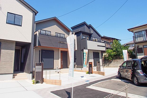 街に溶け合う美しい景観と、採光や風通しを考えて設計された間取り。近隣の視線を考え調整した窓位置など、外観だけでなく、住まうご家族の心地よさを最優先しました。