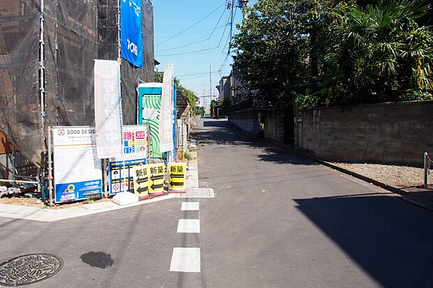 前面道路の日当たりの良い明るいお家。