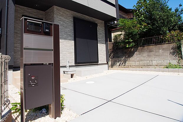 通勤や家族の送迎など、毎日の生活にマイカーが欠かせない方にとって駐車場は大事な条件。敷地内にカースペースがあれば、お出かけやお買い物の際の搬入出もらくらくです。