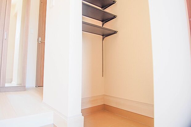 カウンターキッチンなら、リビングで遊ぶ子供の様子を見ながら料理ができるので安心です。料理を運んでもらったり、子供にお手伝いしてもらいやすいのもいいですね♪