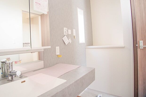 洗面室のある脱衣所は広々。脱いだお洋服をそのままお洗濯。