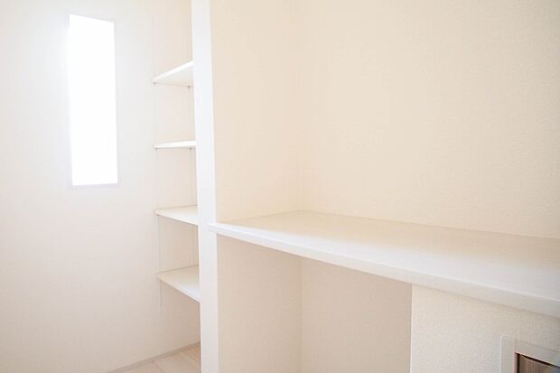 毎日使う洗濯機。しっかりと奥行きのある置き場が確保されています。