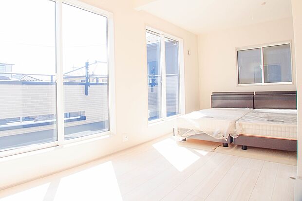 独立性を高めたお部屋。たっぷりの収納も配備しており、片付いた空間を現実出来そう。陽光も降り注ぐ明るく開放的な空間が魅力的。