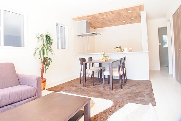 リビングは、食事スペースと寛げる場所設けてもまだ余裕の広さ。明るい光が照らしてくれます。