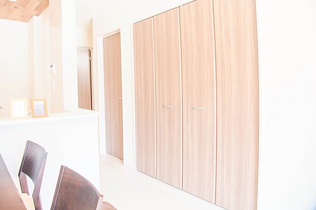 明るく開放的なダイニング。家族とのコミュニケーションが取りやすく、みんなの笑顔が溢れます