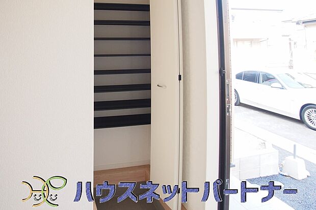 シューズボックはワイドなのでたくさんの靴が収納できます。玄関をスッキリと使えます。
