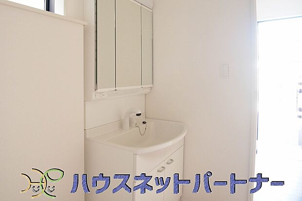 明るい清潔感のある洗面所は、鏡も大きくシンクが広々。朝の支度も楽にこなせます。