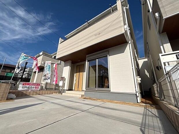 ゆったりとした駐車スペースを確保いたしましたので、大きめのお車でも駐車可能です。自転車やバイクなど、ゆとりのある敷地で置き場所に困ることはないでしょう。