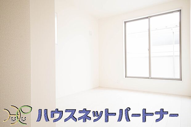 明るい窓のあるお部屋は子供部屋にぴったり。可愛い家具で素敵なお部屋に。