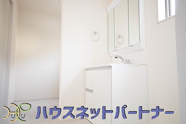 大きく見やすい三面鏡で清潔感ある洗面台は、身だしなみチェックや肌のお手入れに最適です。何かと物が増える場所だからこそ、スッキリと見映えの良い空間に拵えました。