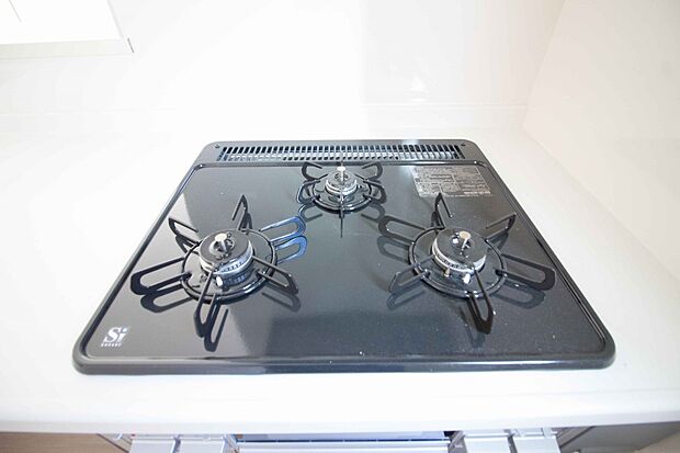 三口コンロで料理の幅を拡げてくれる使いやすいシステムキッチンを採用。