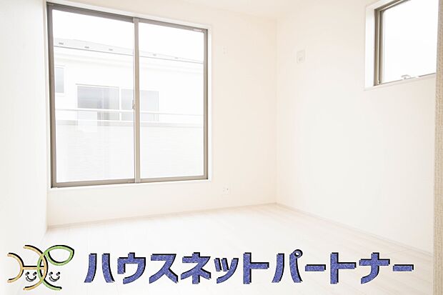 独立性を高めたお部屋。たっぷりの収納も配備しており、片付いた空間を現実出来そう。陽光も降り注ぐ明るく開放的な空間が魅力的。