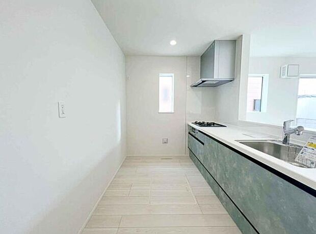 カウンターキッチンは広くて収納力もあるので、快適に料理をすることができます。食器や炊事用具を手の届くところに配置しやすいため調理もスピーディーです。