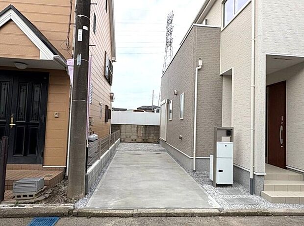 駐車場がある戸建を持つ最大のメリットは、駐車場代金を支払い続ける必要がないことです。賃貸住宅に住んでいる方が、戸建の購入を考えるきっかけに挙げることが多いようです。