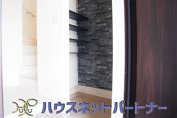 玄関の扉を開けると家族の待つお家。幸せを感じる瞬間です。