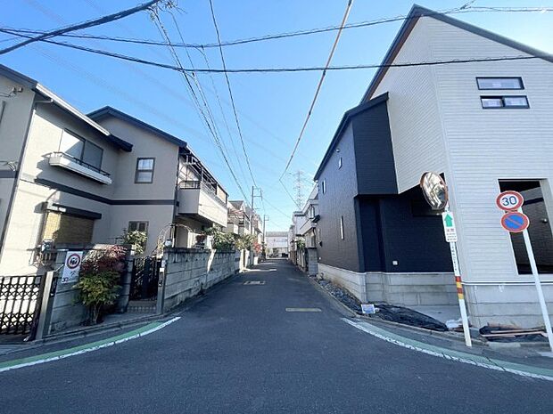 前面道路の日当たりの良い明るいお家。