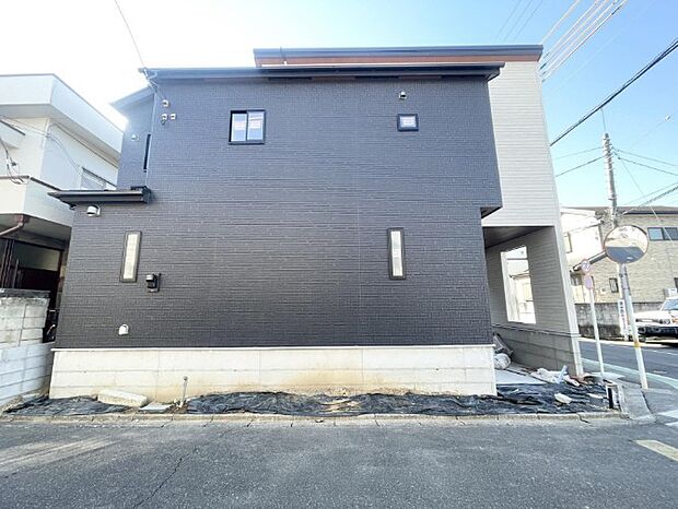 家づくりへの想いが設計に表れています。住み心地のために工夫された造り辺環境には便利な設備が点在し、毎日の暮らしを快適にしてくれる邸宅です。