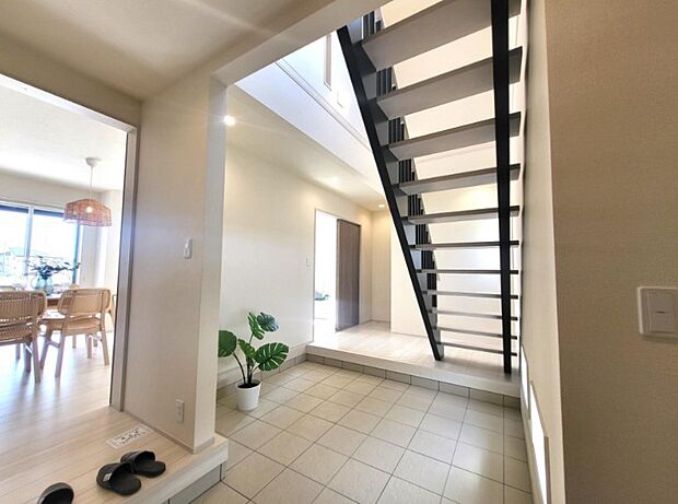 玄関扉を開くと開放感のある空間です。シューズボックスにはお花を飾ってみてはいかがですか。