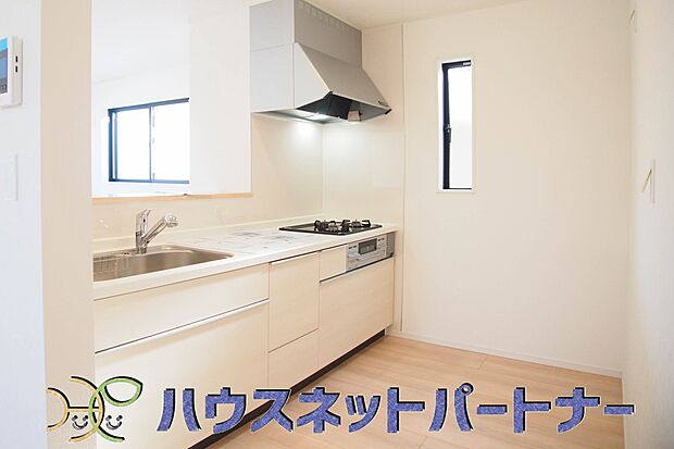 キッチン吊戸棚を無くす事によって、コミュニケーションを重視した設計に致しました。区画によって変わる一体感を、実際にご覧になって頂けましたらと思います。