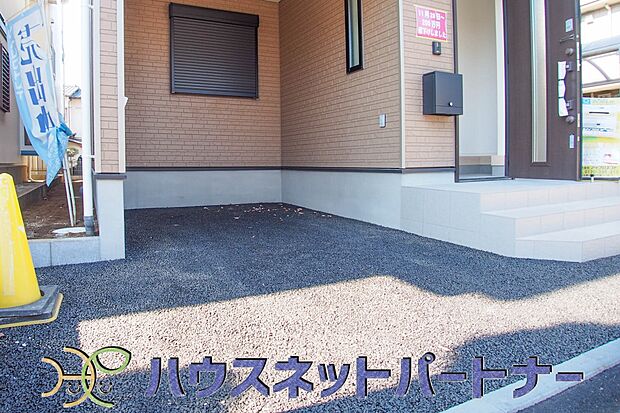 戸建ての購入を検討することになったきっかけに「駐車場を持てること」を挙げる方が多くいらっしゃいます。駐車場代金を支払続ける必要がないことは、駐車場付き戸建を持つ最大のメリットです。