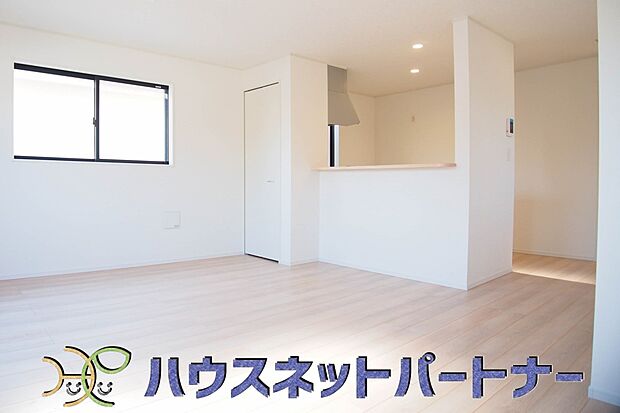 リビングにいるお子様と会話をしながら家事ができるカウンターキッチン。いま手があいているか、忙しそうなのか相手の様子を伺いながらコミュニケーションをとる訓練にもなります。