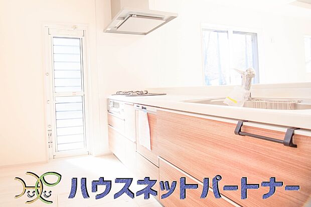 三口コンロで料理の幅を拡げてくれる使いやすいシステムキッチンを採用。洗い場も大きいので野菜や食器を洗ったりする際にも捗り、奥様の強い味方となってくれるはずです。