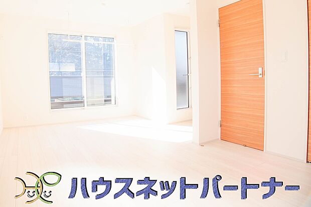 2面窓のある風通しの良いお部屋は心も体も元気にしてくれます。自分だけのお部屋作りを楽しんでみては。