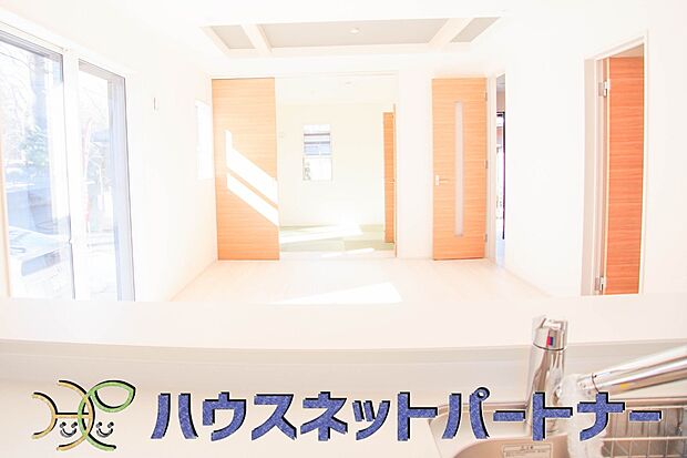 カウンターキッチンなら、リビングで遊ぶ子供の様子を見ながら料理ができるので安心です。料理を運んでもらったり、子供にお手伝いしてもらいやすいのもいいですね♪